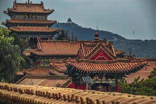 泰山队今日登泰山祈福，主教练崔康熙率先抵达南天门